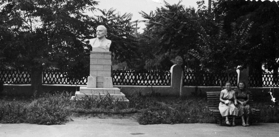  Сквер по улице Советская, угол улицы Ленина